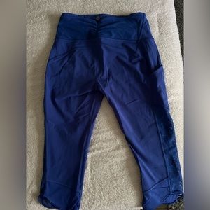 Lululemon size 6 cropped leggings